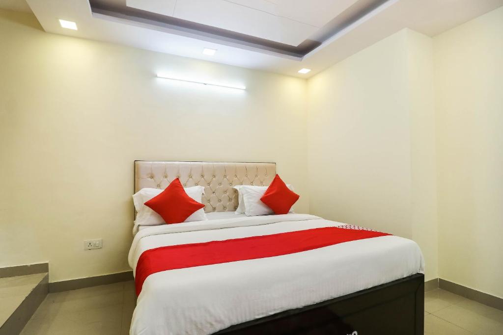 Postel nebo postele na pokoji v ubytování Hotel O Sagar Stay Inn