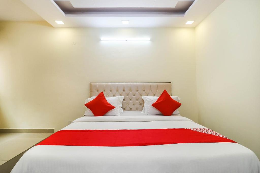 Postel nebo postele na pokoji v ubytování Hotel O Sagar Stay Inn