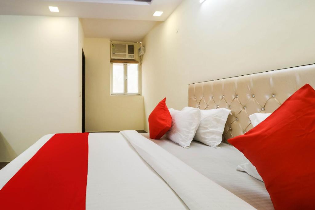 Postel nebo postele na pokoji v ubytování Hotel O Sagar Stay Inn