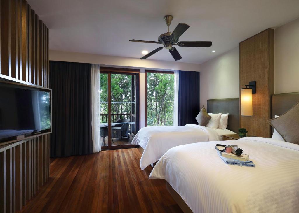 Postel nebo postele na pokoji v ubytování Berjaya Langkawi Resort