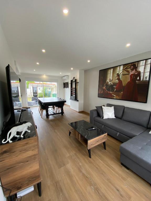 un salon avec un canapé et une table dans l'établissement Gîte Gravelines, à Gravelines