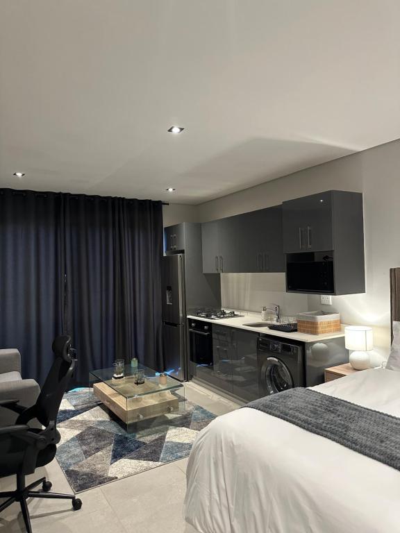 Una habitación de hotel con una cama y una cocina. en Vista Zimbali, en Ballito