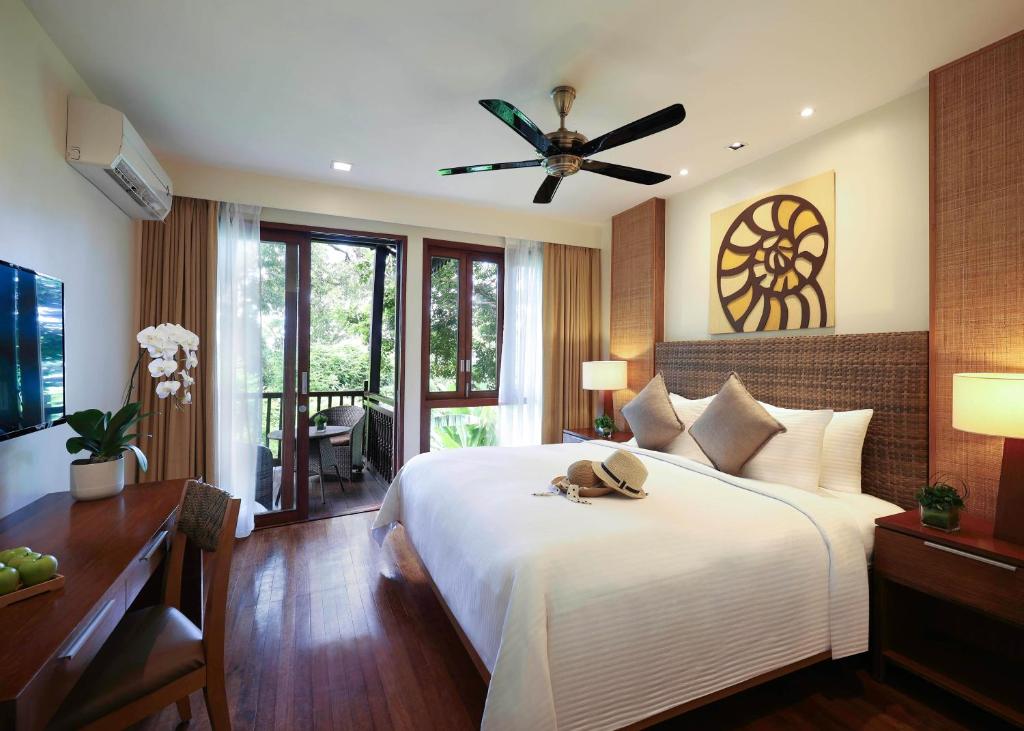 Postel nebo postele na pokoji v ubytování Berjaya Langkawi Resort
