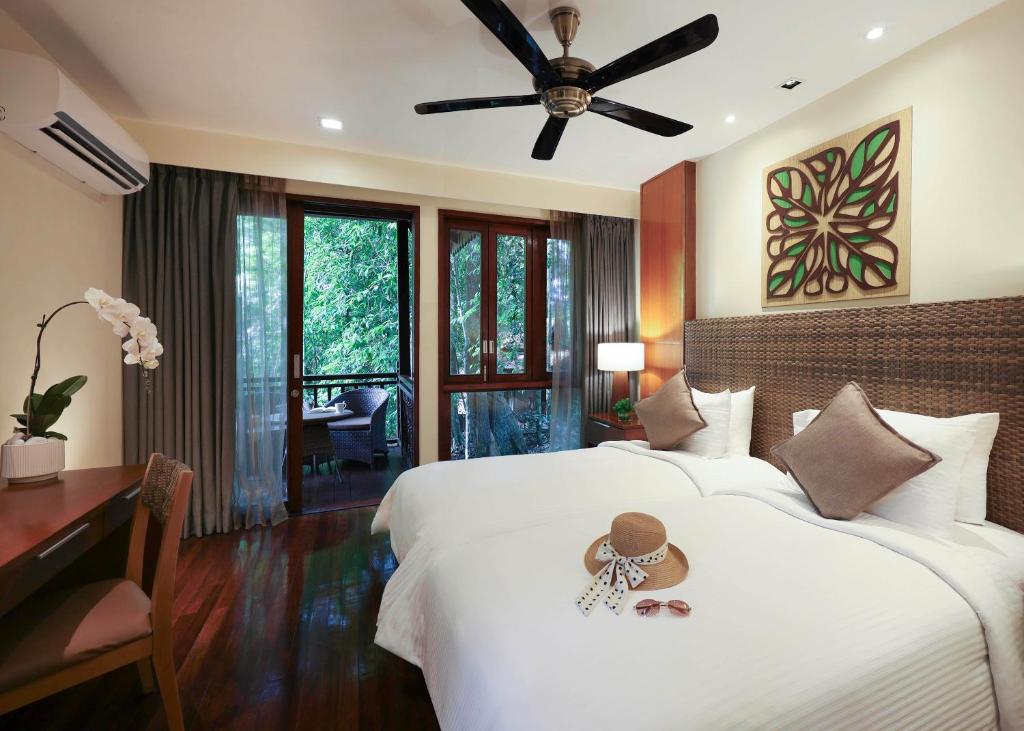 Postel nebo postele na pokoji v ubytování Berjaya Langkawi Resort