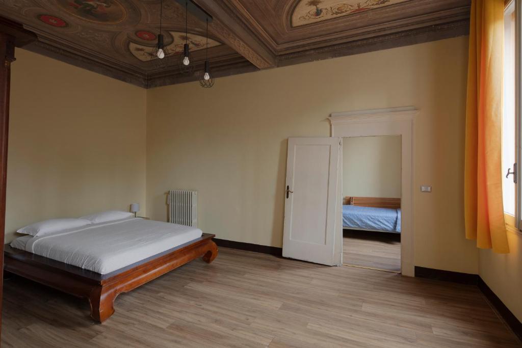 A bed or beds in a room at B&B Maggiore 58