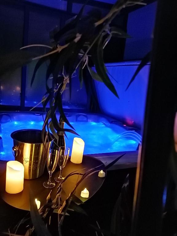 - une table avec 2 verres à vin et une baignoire dans l'établissement L'étincelle, à Saint-Christol-lès-Alès