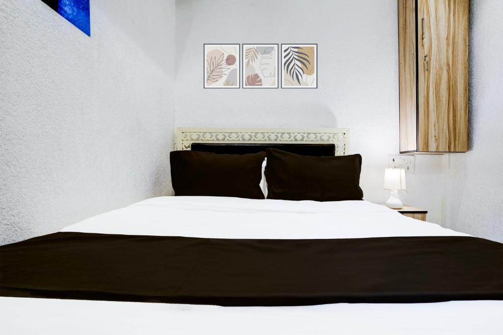 Postel nebo postele na pokoji v ubytování Super Hotel O Khar East Near Railway Station