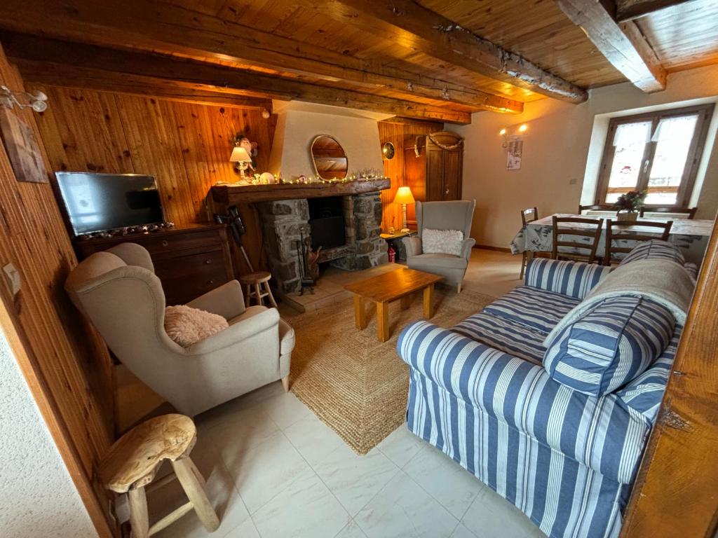 Posezení v ubytování Gîte 6 pers jardin et cheminée à 10 mn des pistes