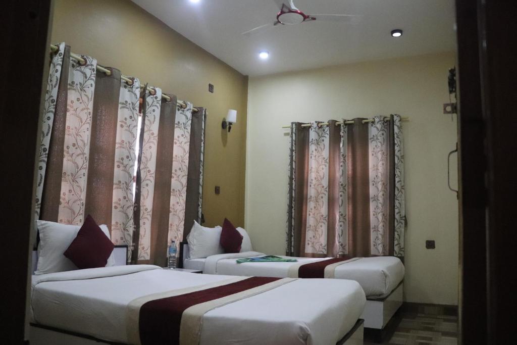 Letto o letti in una camera di Hotel Flycatcher Chitwan- A jungle Safari Home
