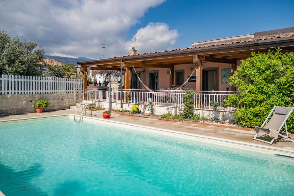 una piscina davanti a una casa di Villa Venere Sicily a Piedimonte Etneo