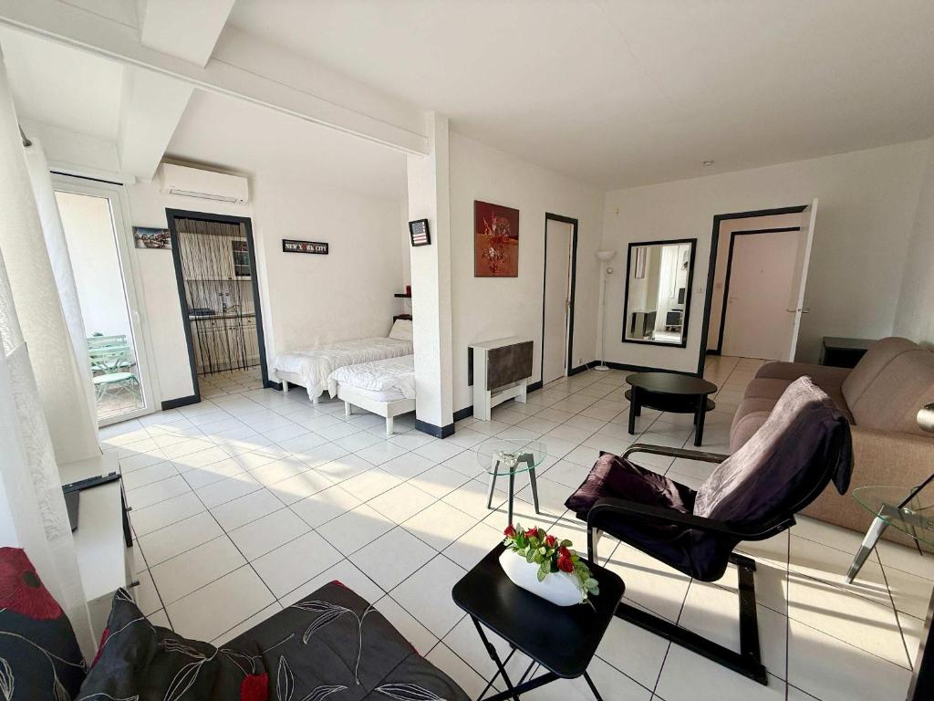 un salon avec un canapé et une table dans l'établissement B007 Grand studio lumineux 4 proche centre Cannes, à Cannes