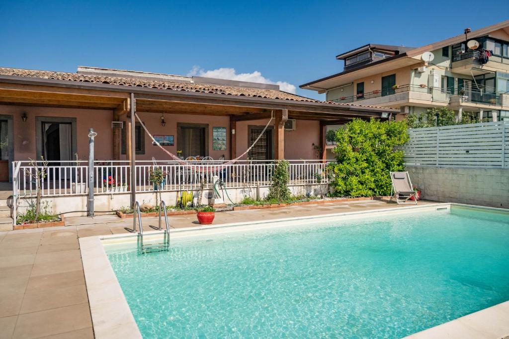 une piscine devant une maison dans l'établissement Villa Venere Sicily, à Piedimonte Etneo