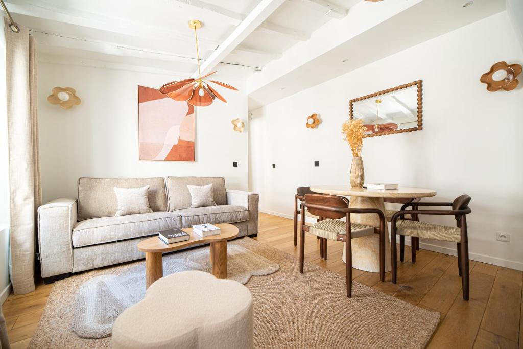 un salon avec un canapé et une table dans l'établissement Dreamyflat - Archives, à Paris