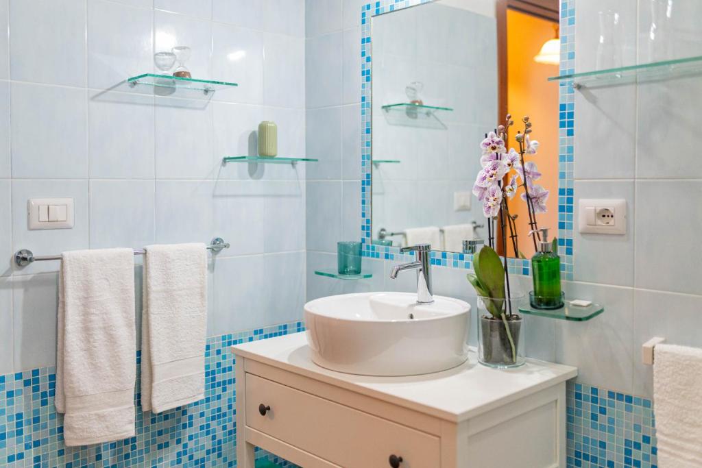 une salle de bains avec un lavabo et un miroir dans l'établissement Villa Venere Sicily, à Piedimonte Etneo 24 autres photos