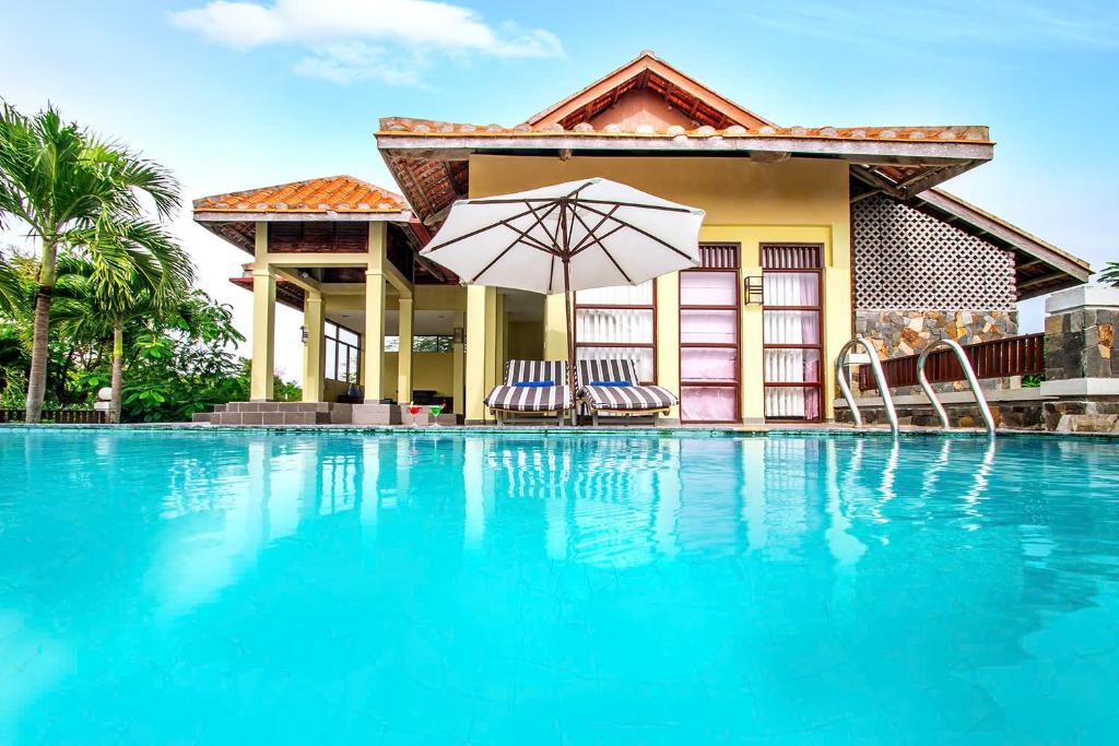 Biệt Thự 3 Phòng Ngủ Bên Sườn Đồi Có Hồ Bơi Riêng