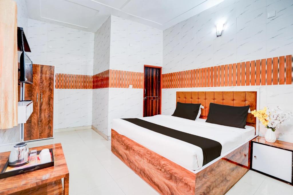 Postel nebo postele na pokoji v ubytování Super Hotel O Rahul Vihar Ghaziabad