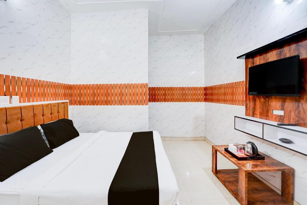 Postel nebo postele na pokoji v ubytování Super Hotel O Rahul Vihar Ghaziabad