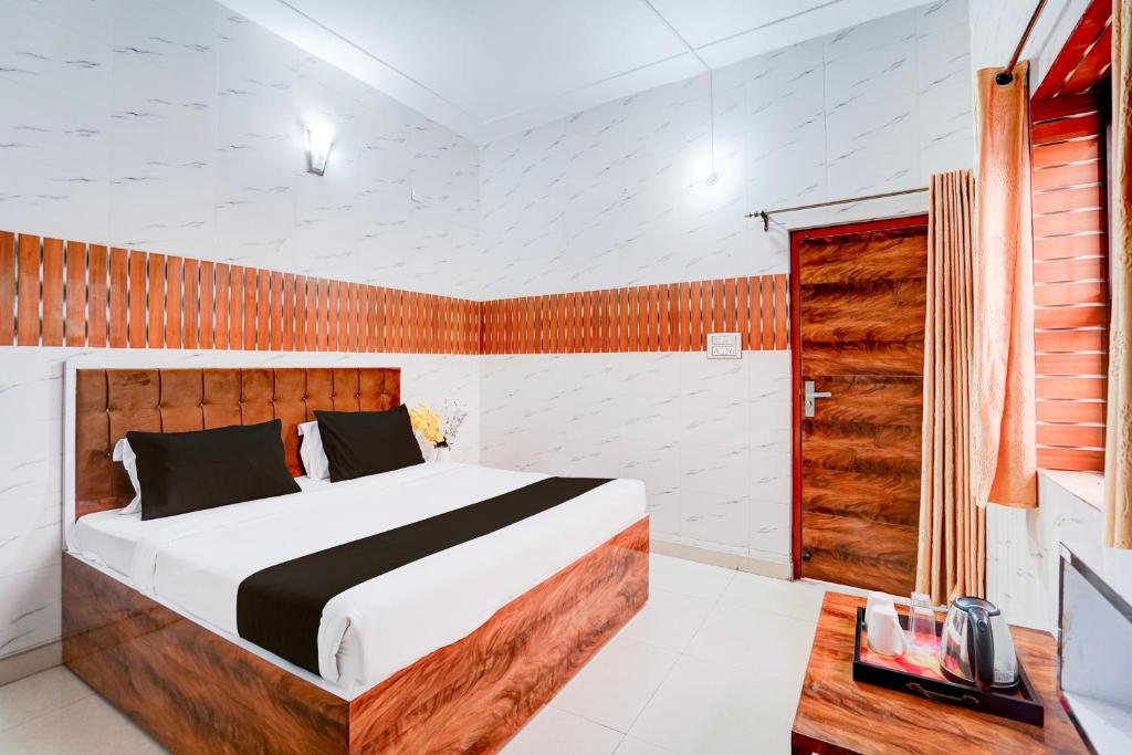 Postel nebo postele na pokoji v ubytování Super Hotel O Rahul Vihar Ghaziabad