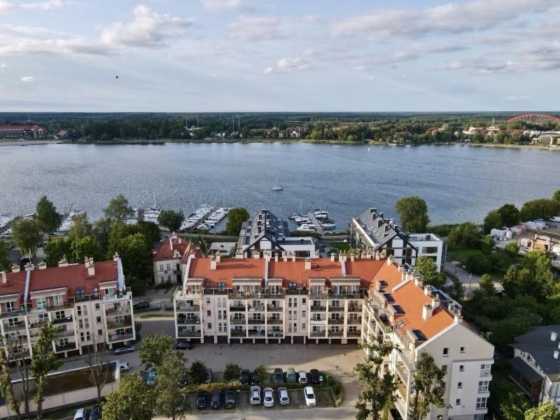 Una vista aérea de un gran edificio al lado de un cuerpo de agua. en Wodniak, en Ostróda