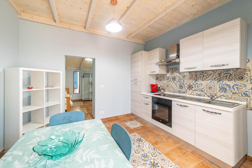 une cuisine et une salle à manger avec une table et des chaises dans l'établissement Villa Venere Sicily, à Piedimonte Etneo