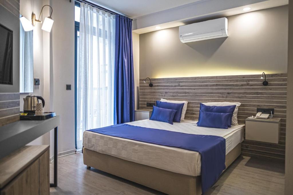 Postel nebo postele na pokoji v ubytování Side Square Hotel
