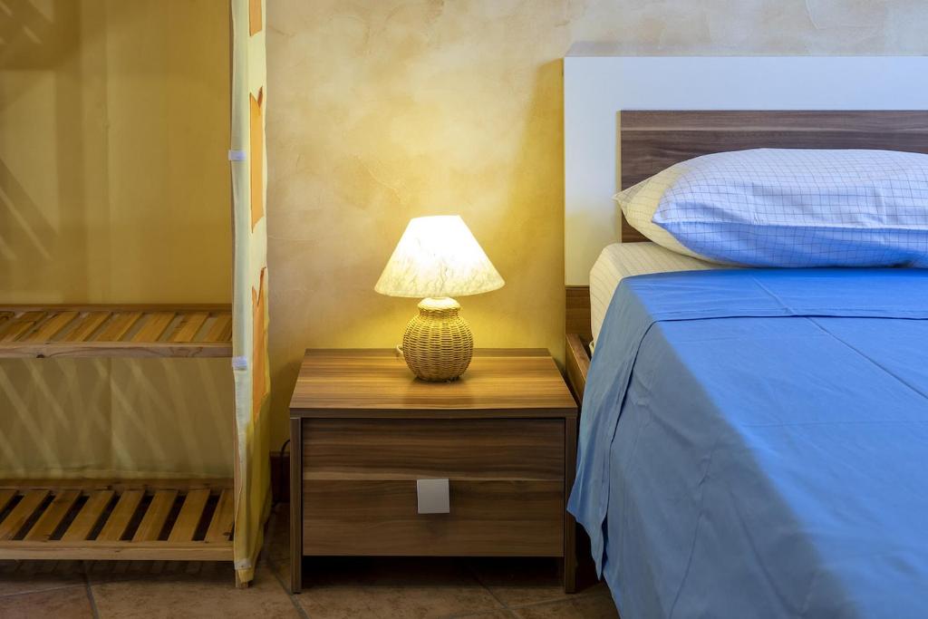 Postel nebo postele na pokoji v ubytování Villa Luna e' Pedra - Suite in Villa con Vista sulla Baia di Alghero e Piscina