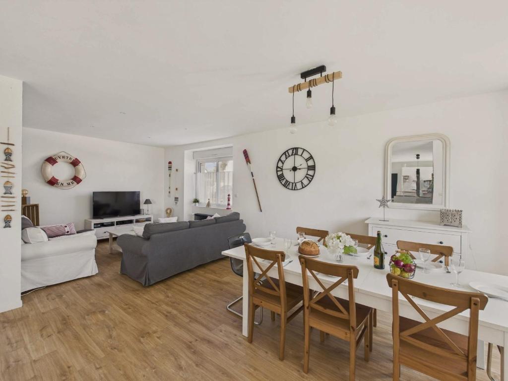 une cuisine et un salon avec une table et des chaises dans l'établissement Maison pour 8 adultes et 1 enfant - Lesconil, à Plobannalec-Lesconil