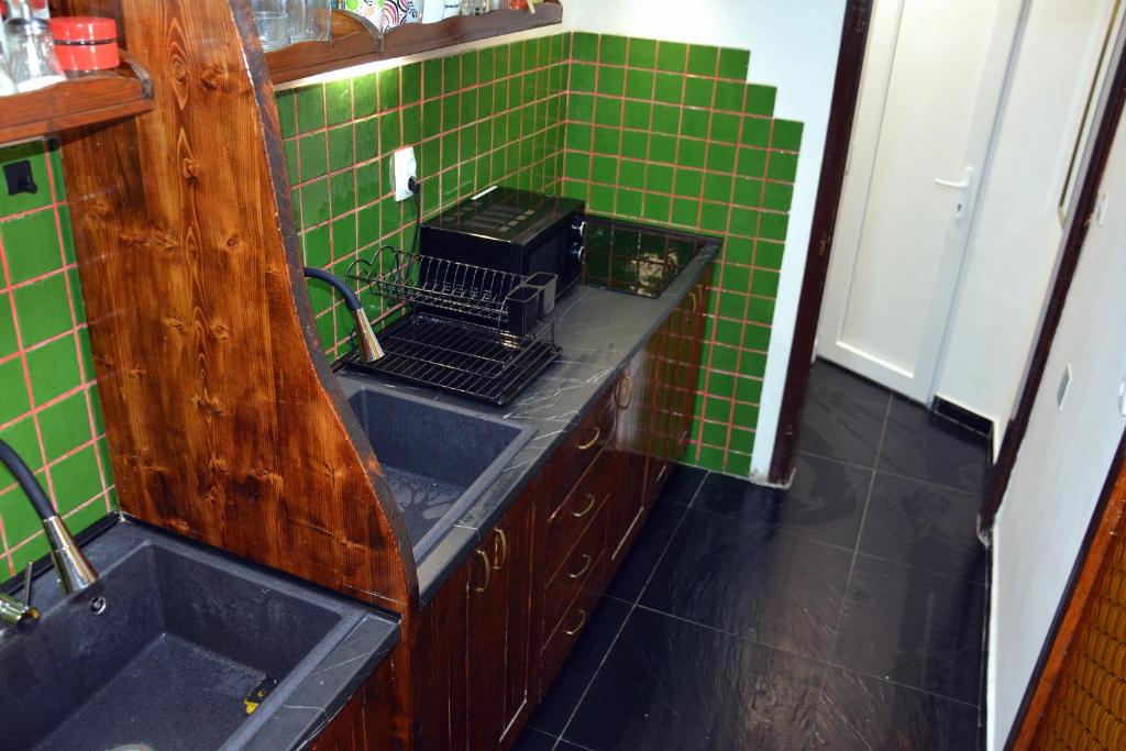 Kuchyň nebo kuchyňský kout v ubytování Montenegro Backpackers Home Kotor