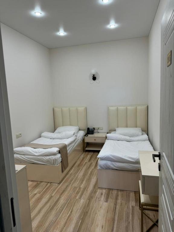 Postel nebo postele na pokoji v ubytování WHITE HOTEL GYUMRI