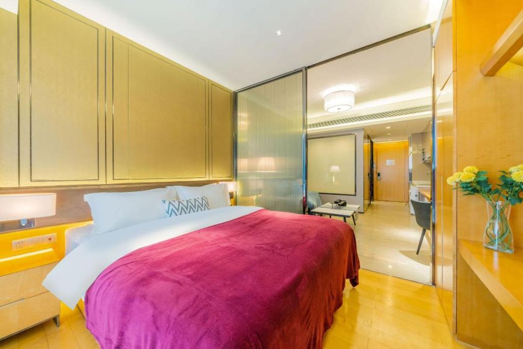 a bedroom with a large bed in a room at Fa万濠国际服务公寓 in Guangzhou