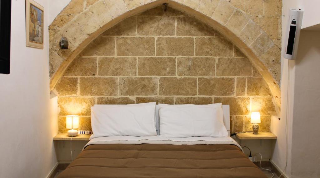 Una cama o camas en una habitación de Dimora Moresco by Symphonya Rentals