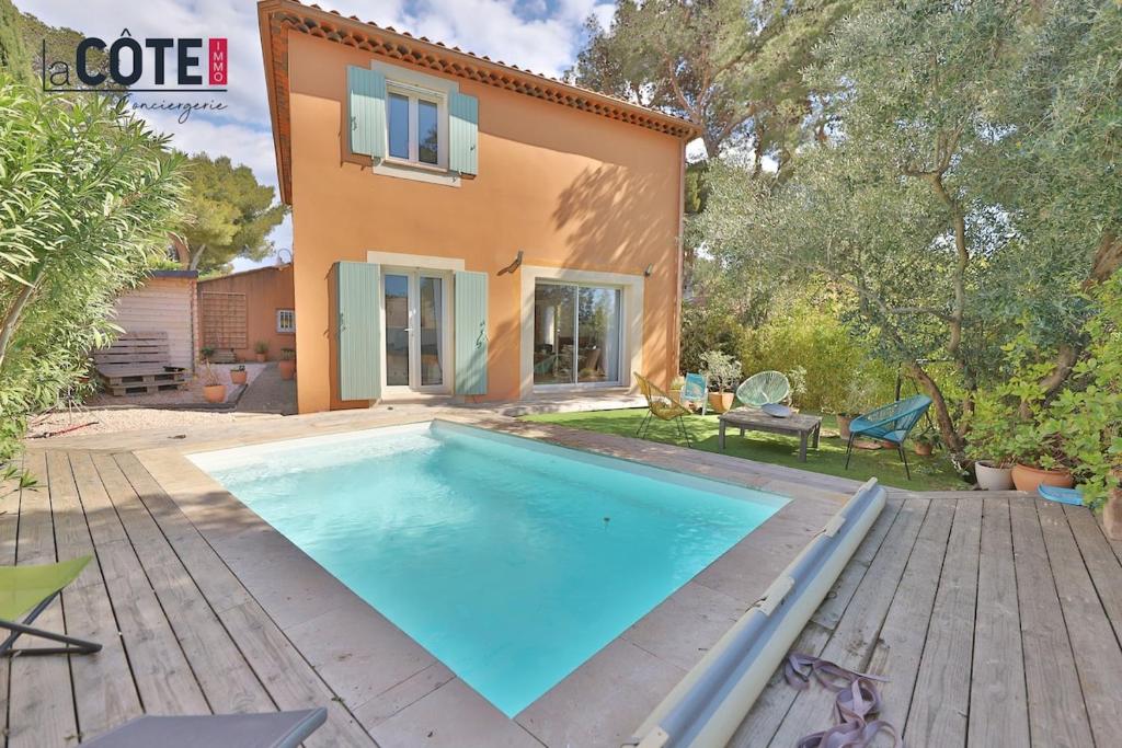 une grande piscine devant une maison dans l'établissement Villa les Vagues, à Carry-le-Rouet