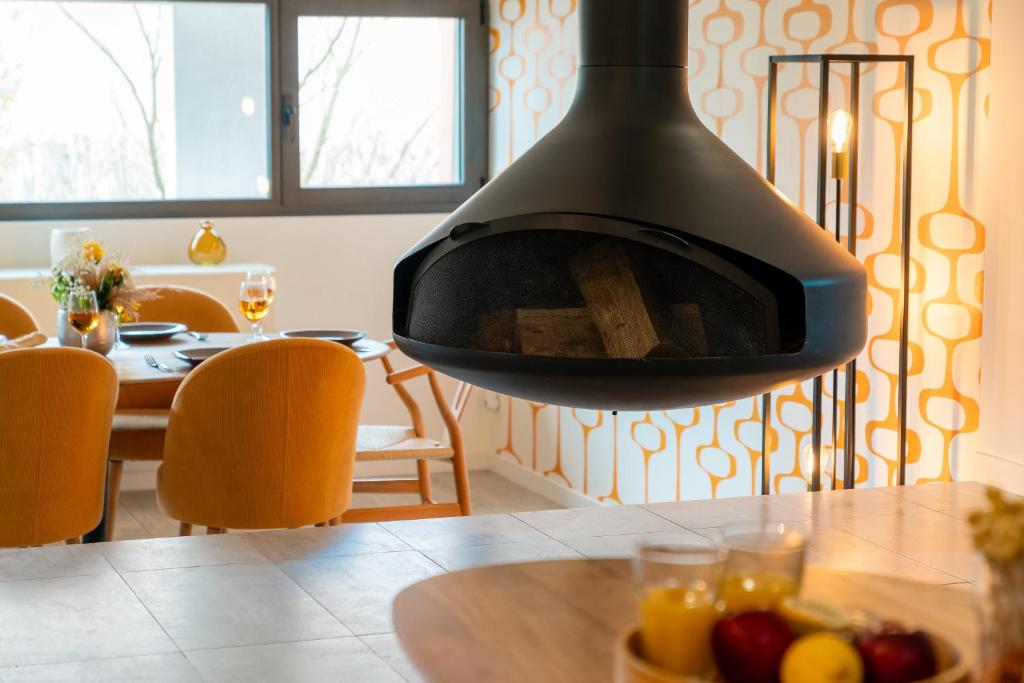 - une cuisine avec une cheminée au milieu d'une pièce dans l'établissement Villa Nouméa, à Cases-de-Pène