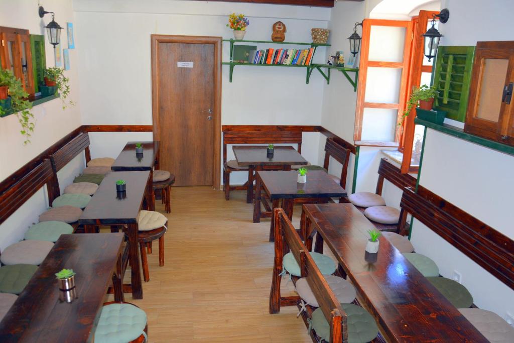 Restaurace v ubytování Montenegro Backpackers Home Kotor