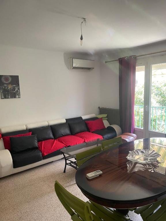 un salon avec un canapé et une table dans l'établissement Maison à 13 minutes de la plage, à Saleilles