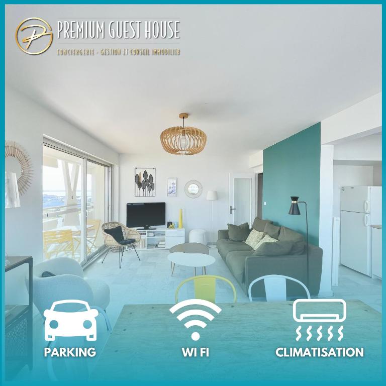 un salon avec un canapé et une table dans l'établissement PGH N31- Plage à 50m, Centre-Ville, Parking Privé, à La Grande Motte