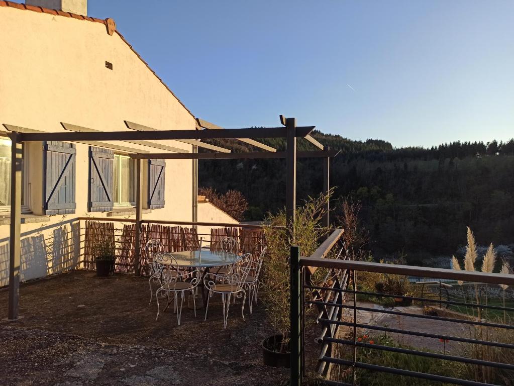 Balkon lub taras w obiekcie Gîte la côte des bleuets de Retourtour