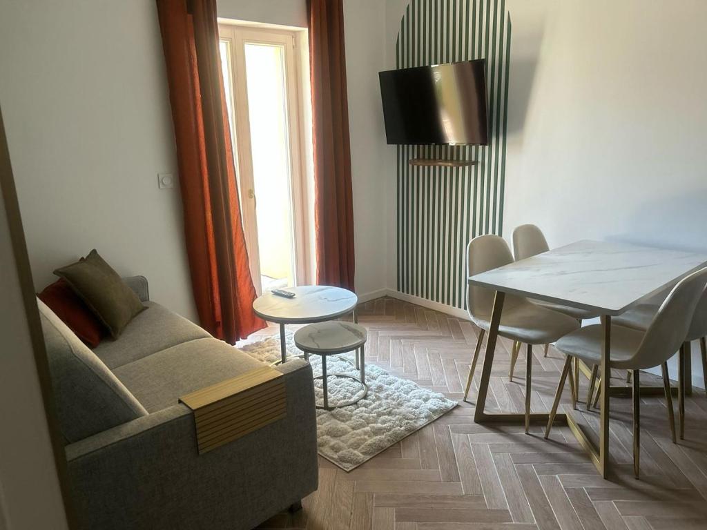 un salon avec un canapé et une table dans l'établissement MOON - 35, à Nice