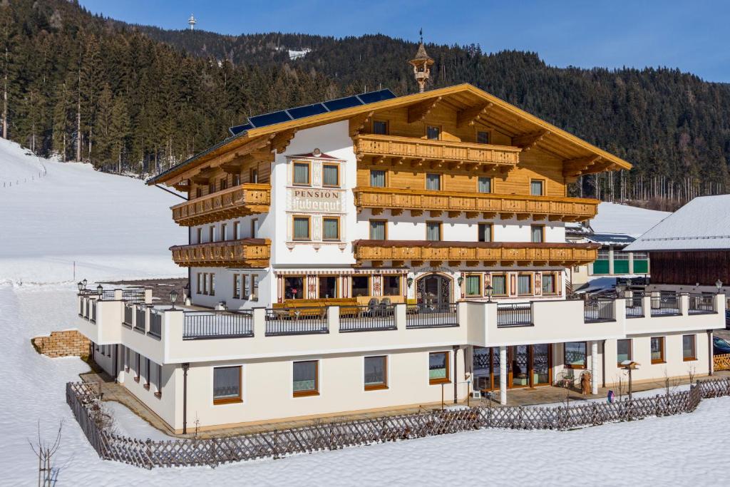 ein großes Gebäude im Schnee mit Schnee in der Unterkunft Hubergut Appartements in Radstadt