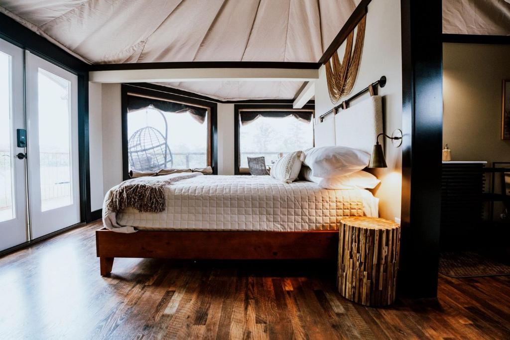 Postel nebo postele na pokoji v ubytování Luxurious Safari Tent for a Romantic Getaway in Cedar Bluff, Alabama