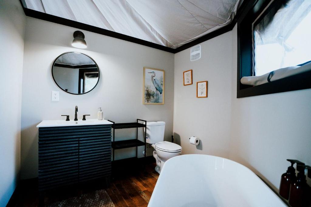 Postel nebo postele na pokoji v ubytování Luxurious Safari Tent for a Romantic Getaway in Cedar Bluff, Alabama