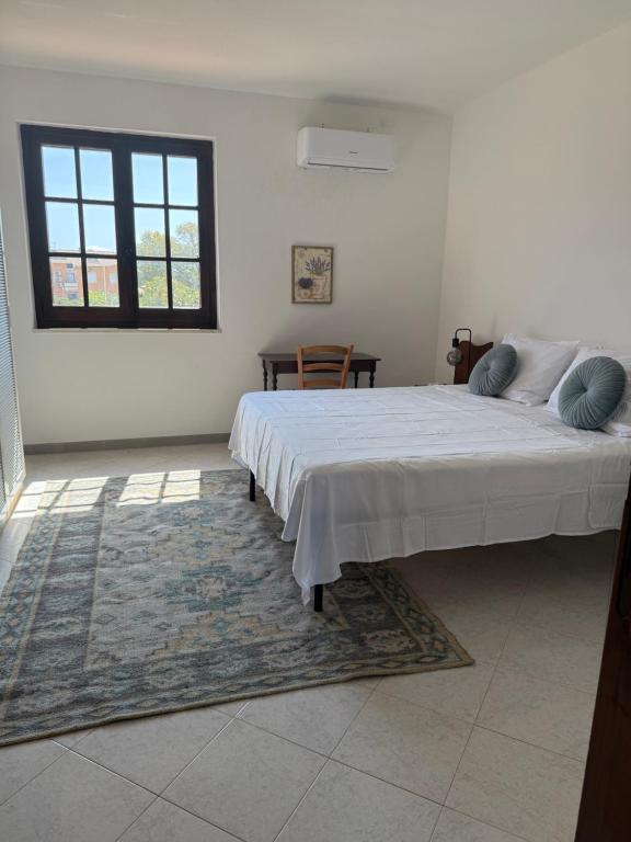 Postel nebo postele na pokoji v ubytování Lovely home 5 min walk to the beach, 3 bedrooms ample outdoor relax and WIFI