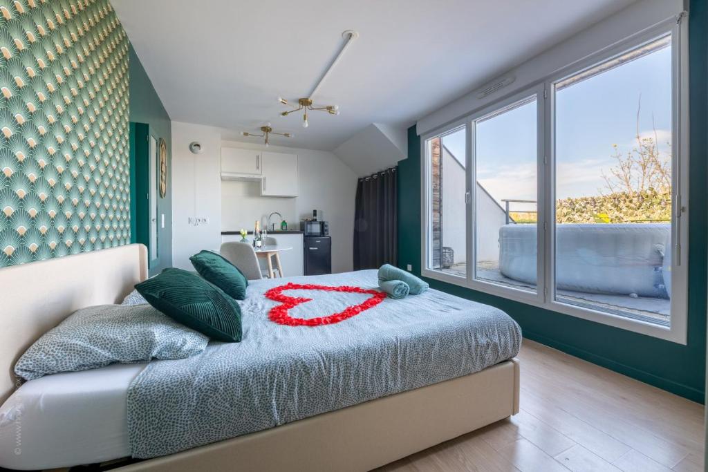 Un dormitorio con una cama y una ventana grande. en STUDIO DISNEY LAC, en Serris