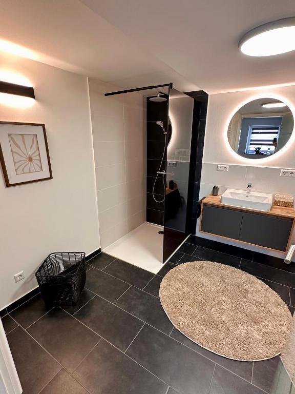 a bathroom with a sink and a bath tub at Ferienwohnung Storchennest in Eisfeld