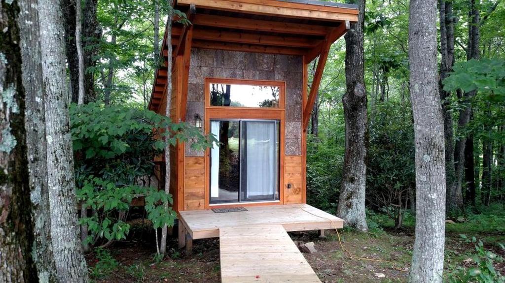 Κήπος έξω από το Tree House-Style Luxury Cabin in the Blue Ridge Mountains, North Carolina