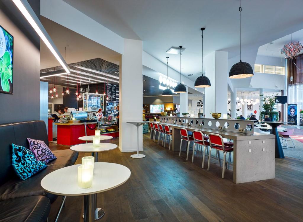En tv och/eller ett underhållningssystem på Gothia Towers & Upper House