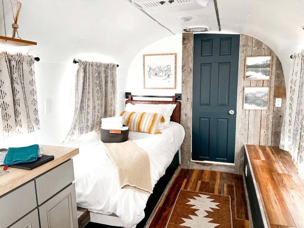 Postel nebo postele na pokoji v ubytování Sleek, Modern Airstream in Grand Junction, Ideal for Colorado Glamping Escapes
