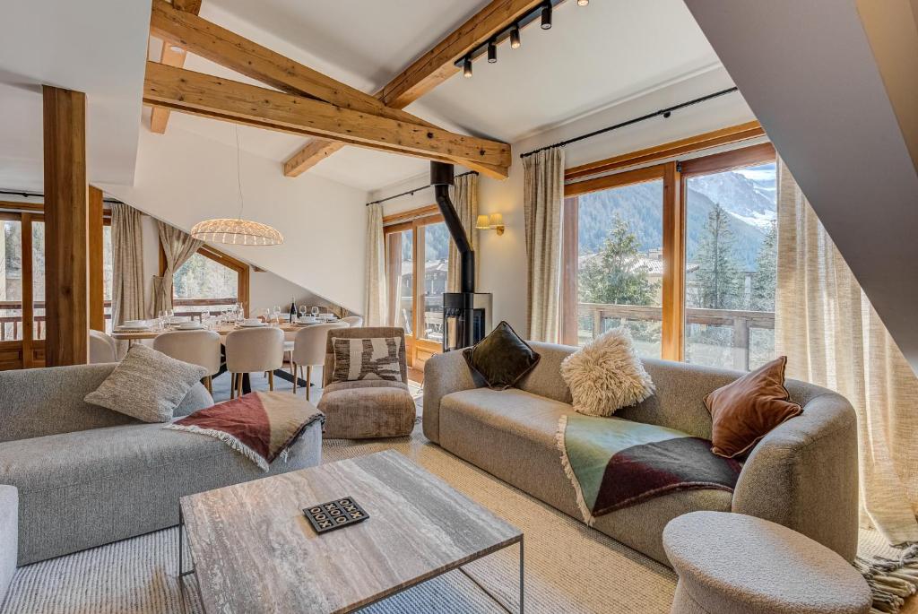 un salon avec des canapés et une table dans l'établissement Les Melées Apartments - Alpes Travel - Argentiere, à Chamonix-Mont-Blanc