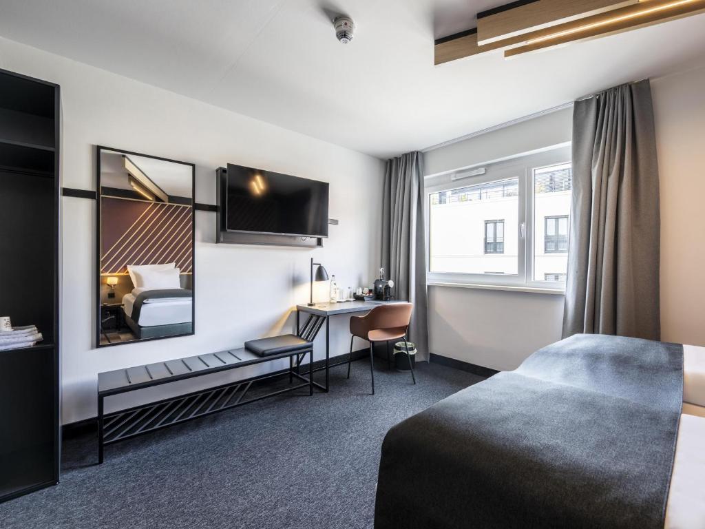 TV a/nebo společenská místnost v ubytování B&B Hotel Schweinfurt-City