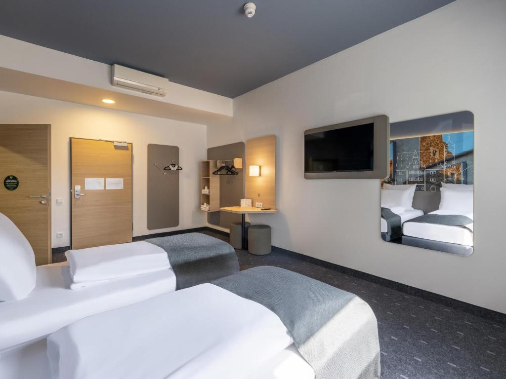 TV a/nebo společenská místnost v ubytování B&B Hotel Schweinfurt-City